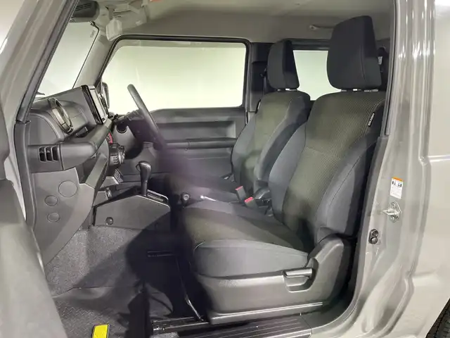 スズキ ジムニー XC 神奈川県 2022(令4)年 0.9万km ミディアムグレー ４WD/ターボ/純正8型SDナビゲーション【CN-RZ875】/フルセグ CD DVD　SD　Bluetooth　/バックカメラ/セーフティサポートパッケージ/デュアルセンサーブレーキサポート/誤発進抑制機能/車線逸脱警報機能/ふらつき警報/先行車発進お知らせ機能/標識認識機能/ハイビームアシスト/クルーズコントロール/前後ソナー/アイドリングストップ/ダウンヒルアシストコントロール/革巻きステアリング/ステアリングスイッチ/前席シートヒーター/ETC/社外前方ドライブレコーダー/プッシュスタート/スマートキー/LEDヘッドランプ/オートライト/ヘッドライトウォッシャー/純正15インチアルミホイール