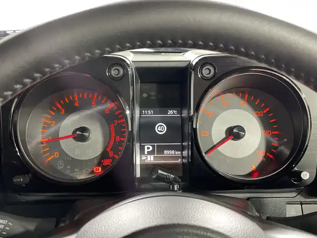 スズキ ジムニー XC 神奈川県 2022(令4)年 0.9万km ミディアムグレー ４WD/ターボ/純正8型SDナビゲーション【CN-RZ875】/フルセグ CD DVD　SD　Bluetooth　/バックカメラ/セーフティサポートパッケージ/デュアルセンサーブレーキサポート/誤発進抑制機能/車線逸脱警報機能/ふらつき警報/先行車発進お知らせ機能/標識認識機能/ハイビームアシスト/クルーズコントロール/前後ソナー/アイドリングストップ/ダウンヒルアシストコントロール/革巻きステアリング/ステアリングスイッチ/前席シートヒーター/ETC/社外前方ドライブレコーダー/プッシュスタート/スマートキー/LEDヘッドランプ/オートライト/ヘッドライトウォッシャー/純正15インチアルミホイール