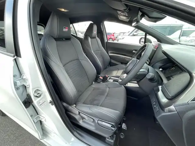 トヨタ アクア GRスポーツ 滋賀県 2024(令6)年 0.1千km パールⅡ 純正ナビ/Bluetooth/USB/Miracast/パノラミックビューモニター/セーフティセンス/・プリクラッシュセーフティ/・レーントレーシングアシスト/・レーダークルーズコントロール/・オートマチックハイビーム/・ロードサインアシスト/パーキングサポートブレーキ/ハーフレザーシート/コンフォートパッケージ/・イージリターン機能/・シートヒーター /・シートバックポケット/・ステアリングヒーター/LEDヘッドライト/オートライト/ETC/前後ドライブレコーダー/プッシュスタート /スマートキー