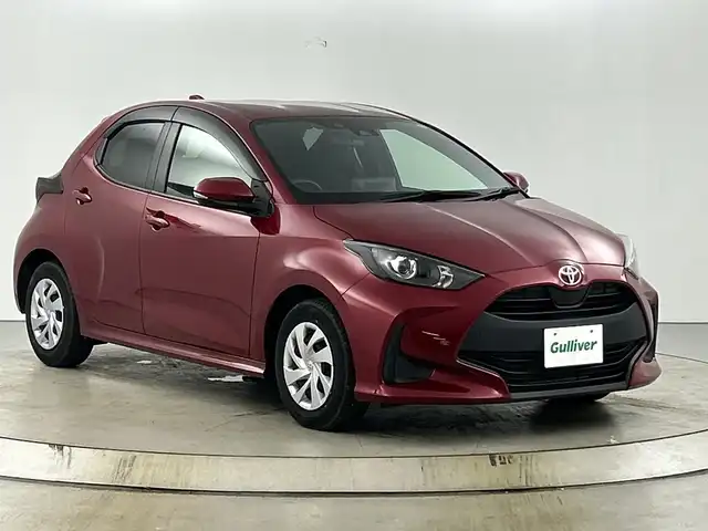 トヨタ ヤリス G 愛知県 2023(令5)年 0.8万km センシュアルレッドマイカ 禁煙車/純正８インチナビ/（AM/FM/USB/Bluetooth）/バックカメラ/トヨタセーフティセンス/・プリクラッシュセーフティ/・レーンディパーチャーアラート/・レーダークルーズコントロール/・ロードサインアシスト/ETC/スマートキー/スペアキー有/プッシュスタート/純正フロアマット/ステアリングスイッチ/横滑り防止装置/オートライト