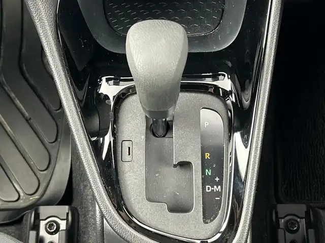 トヨタ ヤリス G 愛知県 2023(令5)年 0.8万km センシュアルレッドマイカ 禁煙車/純正８インチナビ/（AM/FM/USB/Bluetooth）/バックカメラ/トヨタセーフティセンス/・プリクラッシュセーフティ/・レーンディパーチャーアラート/・レーダークルーズコントロール/・ロードサインアシスト/ETC/スマートキー/スペアキー有/プッシュスタート/純正フロアマット/ステアリングスイッチ/横滑り防止装置/オートライト