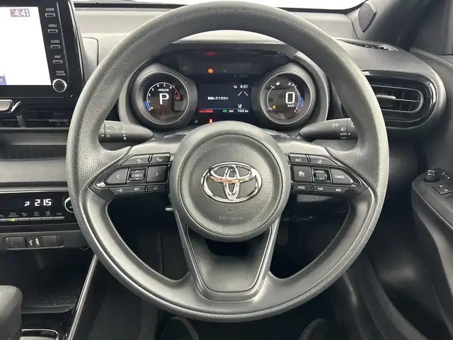 トヨタ ヤリス G 愛知県 2023(令5)年 0.8万km センシュアルレッドマイカ 禁煙車/純正８インチナビ/（AM/FM/USB/Bluetooth）/バックカメラ/トヨタセーフティセンス/・プリクラッシュセーフティ/・レーンディパーチャーアラート/・レーダークルーズコントロール/・ロードサインアシスト/ETC/スマートキー/スペアキー有/プッシュスタート/純正フロアマット/ステアリングスイッチ/横滑り防止装置/オートライト
