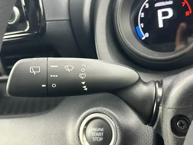 トヨタ ヤリス G 愛知県 2023(令5)年 0.8万km センシュアルレッドマイカ 禁煙車/純正８インチナビ/（AM/FM/USB/Bluetooth）/バックカメラ/トヨタセーフティセンス/・プリクラッシュセーフティ/・レーンディパーチャーアラート/・レーダークルーズコントロール/・ロードサインアシスト/ETC/スマートキー/スペアキー有/プッシュスタート/純正フロアマット/ステアリングスイッチ/横滑り防止装置/オートライト