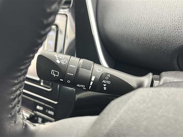 トヨタ プリウス A プレミアム 埼玉県 2019(令1)年 2.9万km ホワイトパールクリスタルシャイン 純正ナビ(NSZT-W68T)　/バックカメラ　/フルモデリスタエアロ　/フルセグＴＶ　/Ｂｌｕｅｔｏｏｔｈ　/ＥＴＣ２．０　/ＨＵＤ　/パーキングアシスト　/温冷シート　/レザーシート　/革巻きステアリング　/トヨタセーフティーセンス/ドライブレコーダー/BSM/革巻きステアリング