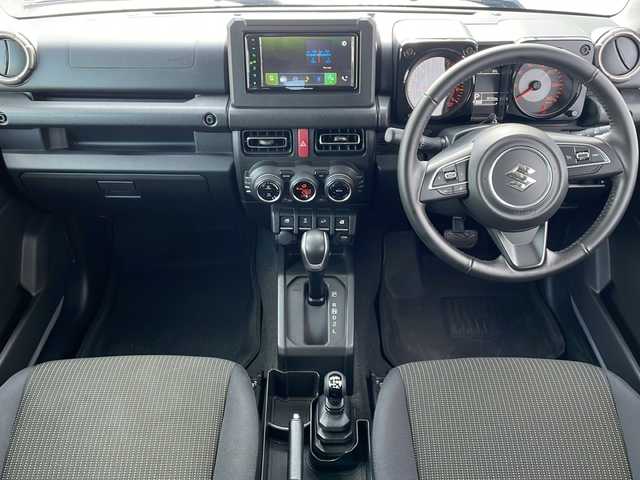 スズキ ジムニー XC 道東・釧路十勝 2023(令5)年 0.9万km シルキーシルバーメタリック ・4WD/・社外液晶オーディオ【PVH-9300DVSZS】/（FM・AM・DISC・iPod・BT）/・バックカメラ/・衝突軽減システム/・車線逸脱警報/・クルーズコントロール/・ミラーヒーター/・前席シートヒーター/・横滑り防止/・革巻きステアリング/・ステアリングスイッチ/・電格ウィンカーミラー/・ドアバイザー/・スマートキー/・プッシュスタート/・社外AW付冬タイヤ【175/80R16】積込