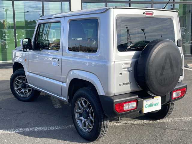 スズキ ジムニー XC 道東・釧路十勝 2023(令5)年 0.9万km シルキーシルバーメタリック ・4WD/・社外液晶オーディオ【PVH-9300DVSZS】/（FM・AM・DISC・iPod・BT）/・バックカメラ/・衝突軽減システム/・車線逸脱警報/・クルーズコントロール/・ミラーヒーター/・前席シートヒーター/・横滑り防止/・革巻きステアリング/・ステアリングスイッチ/・電格ウィンカーミラー/・ドアバイザー/・スマートキー/・プッシュスタート/・社外AW付冬タイヤ【175/80R16】積込