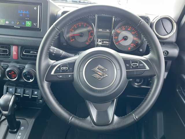 スズキ ジムニー XC 道東・釧路十勝 2023(令5)年 0.9万km シルキーシルバーメタリック ・4WD/・社外液晶オーディオ【PVH-9300DVSZS】/（FM・AM・DISC・iPod・BT）/・バックカメラ/・衝突軽減システム/・車線逸脱警報/・クルーズコントロール/・ミラーヒーター/・前席シートヒーター/・横滑り防止/・革巻きステアリング/・ステアリングスイッチ/・電格ウィンカーミラー/・ドアバイザー/・スマートキー/・プッシュスタート/・社外AW付冬タイヤ【175/80R16】積込