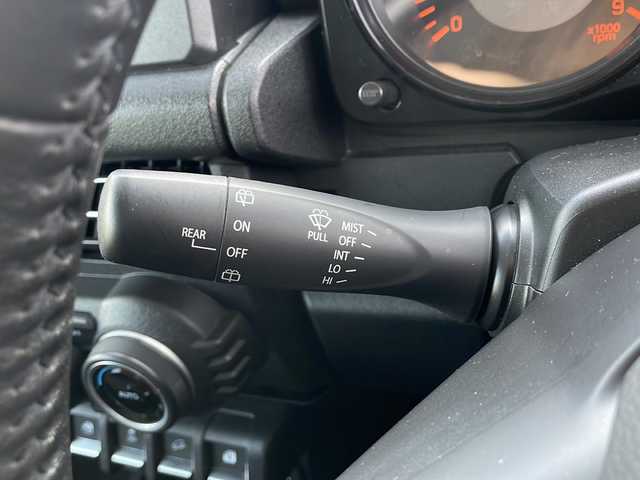 スズキ ジムニー XC 道東・釧路十勝 2023(令5)年 0.9万km シルキーシルバーメタリック ・4WD/・社外液晶オーディオ【PVH-9300DVSZS】/（FM・AM・DISC・iPod・BT）/・バックカメラ/・衝突軽減システム/・車線逸脱警報/・クルーズコントロール/・ミラーヒーター/・前席シートヒーター/・横滑り防止/・革巻きステアリング/・ステアリングスイッチ/・電格ウィンカーミラー/・ドアバイザー/・スマートキー/・プッシュスタート/・社外AW付冬タイヤ【175/80R16】積込