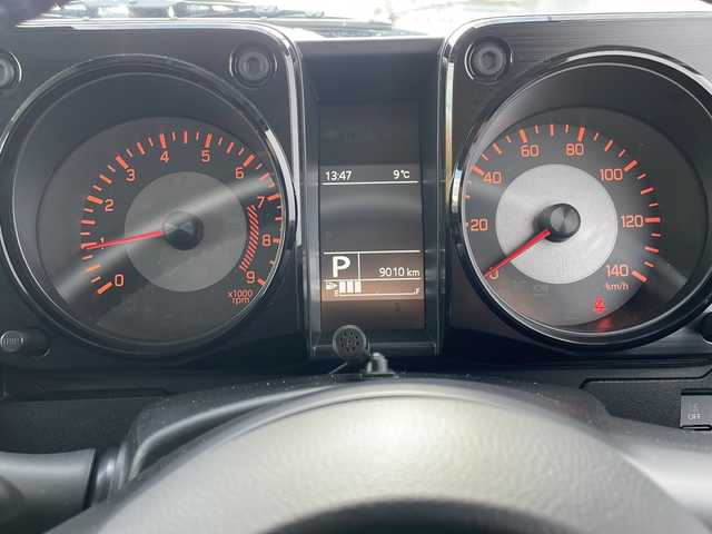 スズキ ジムニー XC 道東・釧路十勝 2023(令5)年 0.9万km シルキーシルバーメタリック ・4WD/・社外液晶オーディオ【PVH-9300DVSZS】/（FM・AM・DISC・iPod・BT）/・バックカメラ/・衝突軽減システム/・車線逸脱警報/・クルーズコントロール/・ミラーヒーター/・前席シートヒーター/・横滑り防止/・革巻きステアリング/・ステアリングスイッチ/・電格ウィンカーミラー/・ドアバイザー/・スマートキー/・プッシュスタート/・社外AW付冬タイヤ【175/80R16】積込