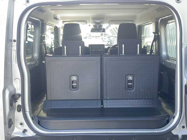 スズキ ジムニー XC 道東・釧路十勝 2023(令5)年 0.9万km シルキーシルバーメタリック ・4WD/・社外液晶オーディオ【PVH-9300DVSZS】/（FM・AM・DISC・iPod・BT）/・バックカメラ/・衝突軽減システム/・車線逸脱警報/・クルーズコントロール/・ミラーヒーター/・前席シートヒーター/・横滑り防止/・革巻きステアリング/・ステアリングスイッチ/・電格ウィンカーミラー/・ドアバイザー/・スマートキー/・プッシュスタート/・社外AW付冬タイヤ【175/80R16】積込