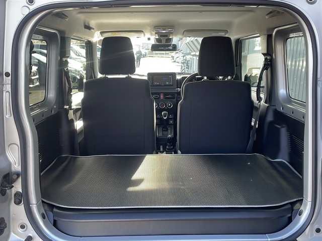 スズキ ジムニー XC 道東・釧路十勝 2023(令5)年 0.9万km シルキーシルバーメタリック ・4WD/・社外液晶オーディオ【PVH-9300DVSZS】/（FM・AM・DISC・iPod・BT）/・バックカメラ/・衝突軽減システム/・車線逸脱警報/・クルーズコントロール/・ミラーヒーター/・前席シートヒーター/・横滑り防止/・革巻きステアリング/・ステアリングスイッチ/・電格ウィンカーミラー/・ドアバイザー/・スマートキー/・プッシュスタート/・社外AW付冬タイヤ【175/80R16】積込