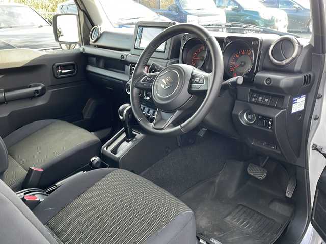 スズキ ジムニー XC 道東・釧路十勝 2023(令5)年 0.9万km シルキーシルバーメタリック ・4WD/・社外液晶オーディオ【PVH-9300DVSZS】/（FM・AM・DISC・iPod・BT）/・バックカメラ/・衝突軽減システム/・車線逸脱警報/・クルーズコントロール/・ミラーヒーター/・前席シートヒーター/・横滑り防止/・革巻きステアリング/・ステアリングスイッチ/・電格ウィンカーミラー/・ドアバイザー/・スマートキー/・プッシュスタート/・社外AW付冬タイヤ【175/80R16】積込