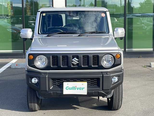 スズキ ジムニー XC 道東・釧路十勝 2023(令5)年 0.9万km シルキーシルバーメタリック ・4WD/・社外液晶オーディオ【PVH-9300DVSZS】/（FM・AM・DISC・iPod・BT）/・バックカメラ/・衝突軽減システム/・車線逸脱警報/・クルーズコントロール/・ミラーヒーター/・前席シートヒーター/・横滑り防止/・革巻きステアリング/・ステアリングスイッチ/・電格ウィンカーミラー/・ドアバイザー/・スマートキー/・プッシュスタート/・社外AW付冬タイヤ【175/80R16】積込