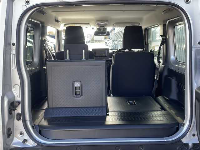 スズキ ジムニー XC 道東・釧路十勝 2023(令5)年 0.9万km シルキーシルバーメタリック ・4WD/・社外液晶オーディオ【PVH-9300DVSZS】/（FM・AM・DISC・iPod・BT）/・バックカメラ/・衝突軽減システム/・車線逸脱警報/・クルーズコントロール/・ミラーヒーター/・前席シートヒーター/・横滑り防止/・革巻きステアリング/・ステアリングスイッチ/・電格ウィンカーミラー/・ドアバイザー/・スマートキー/・プッシュスタート/・社外AW付冬タイヤ【175/80R16】積込