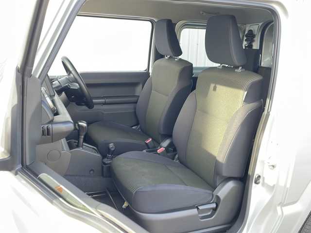 スズキ ジムニー XC 道東・釧路十勝 2023(令5)年 0.9万km シルキーシルバーメタリック ・4WD/・社外液晶オーディオ【PVH-9300DVSZS】/（FM・AM・DISC・iPod・BT）/・バックカメラ/・衝突軽減システム/・車線逸脱警報/・クルーズコントロール/・ミラーヒーター/・前席シートヒーター/・横滑り防止/・革巻きステアリング/・ステアリングスイッチ/・電格ウィンカーミラー/・ドアバイザー/・スマートキー/・プッシュスタート/・社外AW付冬タイヤ【175/80R16】積込