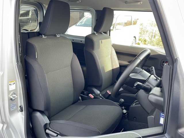 スズキ ジムニー XC 道東・釧路十勝 2023(令5)年 0.9万km シルキーシルバーメタリック ・4WD/・社外液晶オーディオ【PVH-9300DVSZS】/（FM・AM・DISC・iPod・BT）/・バックカメラ/・衝突軽減システム/・車線逸脱警報/・クルーズコントロール/・ミラーヒーター/・前席シートヒーター/・横滑り防止/・革巻きステアリング/・ステアリングスイッチ/・電格ウィンカーミラー/・ドアバイザー/・スマートキー/・プッシュスタート/・社外AW付冬タイヤ【175/80R16】積込