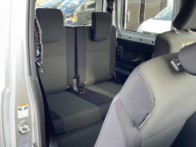 スズキ ジムニー XC 道東・釧路十勝 2023(令5)年 0.9万km シルキーシルバーメタリック ・4WD/・社外液晶オーディオ【PVH-9300DVSZS】/（FM・AM・DISC・iPod・BT）/・バックカメラ/・衝突軽減システム/・車線逸脱警報/・クルーズコントロール/・ミラーヒーター/・前席シートヒーター/・横滑り防止/・革巻きステアリング/・ステアリングスイッチ/・電格ウィンカーミラー/・ドアバイザー/・スマートキー/・プッシュスタート/・社外AW付冬タイヤ【175/80R16】積込