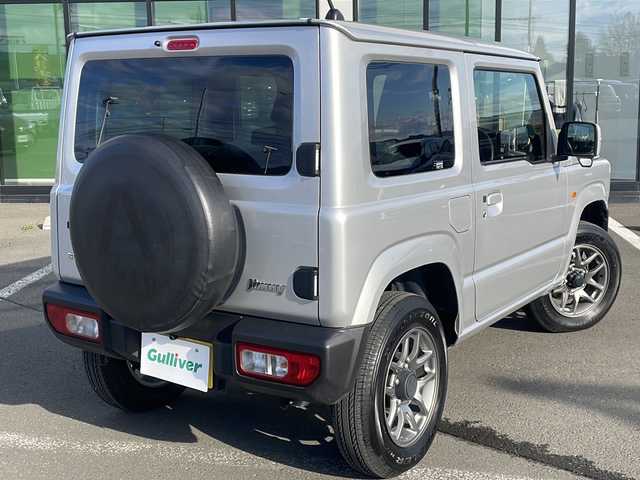 スズキ ジムニー XC 道東・釧路十勝 2023(令5)年 0.9万km シルキーシルバーメタリック ・4WD/・社外液晶オーディオ【PVH-9300DVSZS】/（FM・AM・DISC・iPod・BT）/・バックカメラ/・衝突軽減システム/・車線逸脱警報/・クルーズコントロール/・ミラーヒーター/・前席シートヒーター/・横滑り防止/・革巻きステアリング/・ステアリングスイッチ/・電格ウィンカーミラー/・ドアバイザー/・スマートキー/・プッシュスタート/・社外AW付冬タイヤ【175/80R16】積込