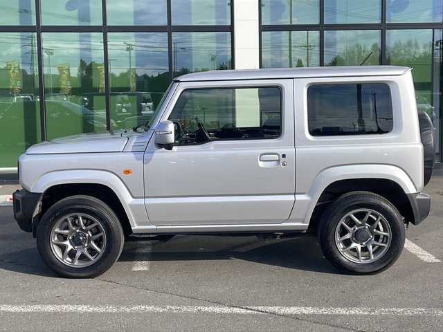 スズキ ジムニー XC 道東・釧路十勝 2023(令5)年 0.9万km シルキーシルバーメタリック ・4WD/・社外液晶オーディオ【PVH-9300DVSZS】/（FM・AM・DISC・iPod・BT）/・バックカメラ/・衝突軽減システム/・車線逸脱警報/・クルーズコントロール/・ミラーヒーター/・前席シートヒーター/・横滑り防止/・革巻きステアリング/・ステアリングスイッチ/・電格ウィンカーミラー/・ドアバイザー/・スマートキー/・プッシュスタート/・社外AW付冬タイヤ【175/80R16】積込