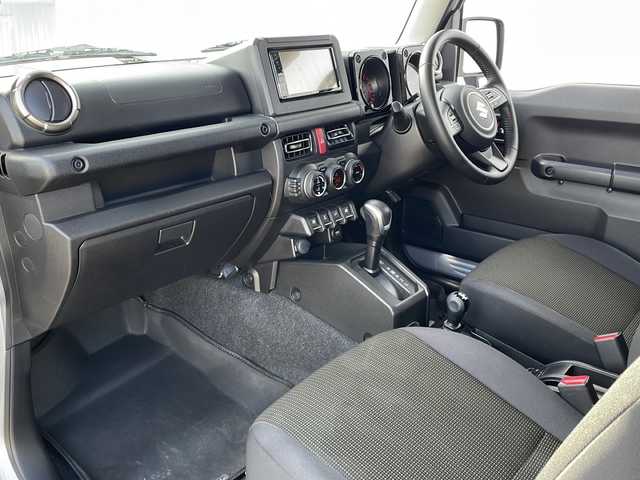 スズキ ジムニー XC 道東・釧路十勝 2023(令5)年 0.9万km シルキーシルバーメタリック ・4WD/・社外液晶オーディオ【PVH-9300DVSZS】/（FM・AM・DISC・iPod・BT）/・バックカメラ/・衝突軽減システム/・車線逸脱警報/・クルーズコントロール/・ミラーヒーター/・前席シートヒーター/・横滑り防止/・革巻きステアリング/・ステアリングスイッチ/・電格ウィンカーミラー/・ドアバイザー/・スマートキー/・プッシュスタート/・社外AW付冬タイヤ【175/80R16】積込