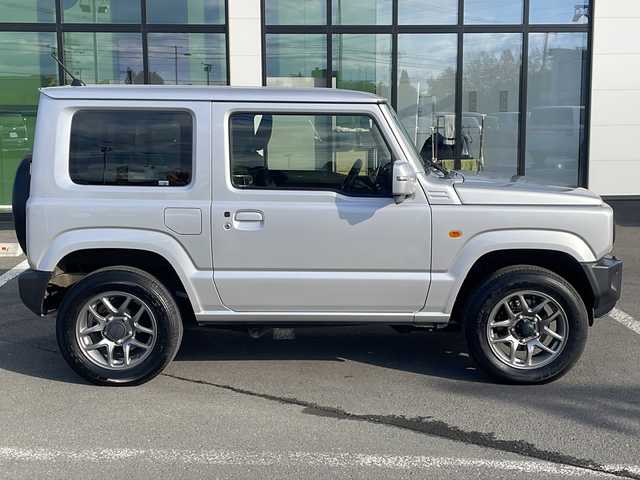 スズキ ジムニー XC 道東・釧路十勝 2023(令5)年 0.9万km シルキーシルバーメタリック ・4WD/・社外液晶オーディオ【PVH-9300DVSZS】/（FM・AM・DISC・iPod・BT）/・バックカメラ/・衝突軽減システム/・車線逸脱警報/・クルーズコントロール/・ミラーヒーター/・前席シートヒーター/・横滑り防止/・革巻きステアリング/・ステアリングスイッチ/・電格ウィンカーミラー/・ドアバイザー/・スマートキー/・プッシュスタート/・社外AW付冬タイヤ【175/80R16】積込