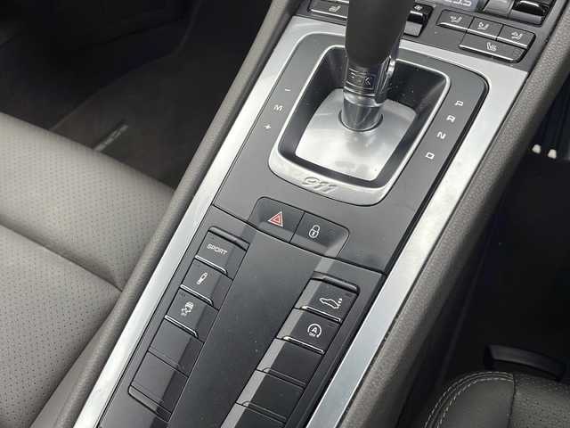 ポルシェ ９１１ カレラ 東京都 2017(平29)年 1.8万km ピュアホワイト 新車時保証書　整備記録簿/取扱説明書/ポルシェアクティブセーフ/アダプティブクルーズコントロール/アイドリングストップ/純正ナビ/BT/USB/SD/バックカメラ　ETC【DSRC】/ドライブレコーダー【前後】/レザーシート/シートヒーター/フロント背もたれパワーシート/アクティブサスペンション【PASM】/キーレスキー×２/LEDヘッドライト/オートライト/パドルシフト付皮巻きハンドル/純正19インチアルミ