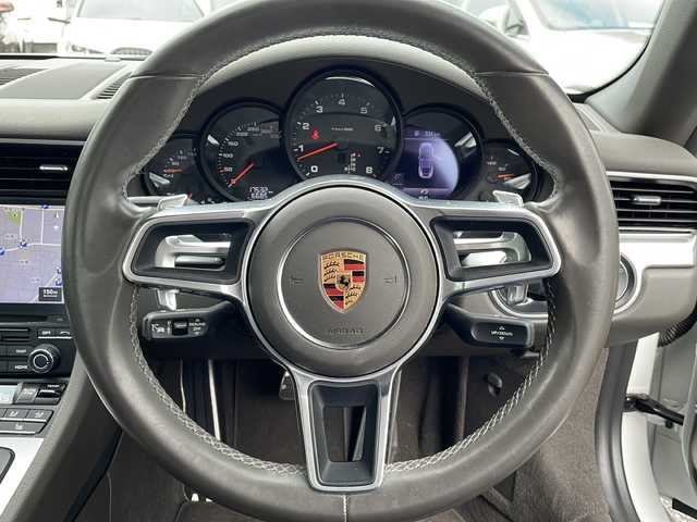 ポルシェ ９１１ カレラ 東京都 2017(平29)年 1.8万km ピュアホワイト 新車時保証書　整備記録簿/取扱説明書/ポルシェアクティブセーフ/アダプティブクルーズコントロール/アイドリングストップ/純正ナビ/BT/USB/SD/バックカメラ　ETC【DSRC】/ドライブレコーダー【前後】/レザーシート/シートヒーター/フロント背もたれパワーシート/アクティブサスペンション【PASM】/キーレスキー×２/LEDヘッドライト/オートライト/パドルシフト付皮巻きハンドル/純正19インチアルミ