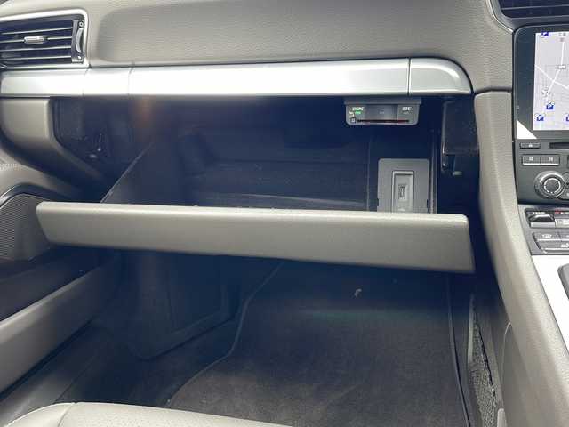 ポルシェ ９１１ カレラ 東京都 2017(平29)年 1.8万km ピュアホワイト 新車時保証書　整備記録簿/取扱説明書/ポルシェアクティブセーフ/アダプティブクルーズコントロール/アイドリングストップ/純正ナビ/BT/USB/SD/バックカメラ　ETC【DSRC】/ドライブレコーダー【前後】/レザーシート/シートヒーター/フロント背もたれパワーシート/アクティブサスペンション【PASM】/キーレスキー×２/LEDヘッドライト/オートライト/パドルシフト付皮巻きハンドル/純正19インチアルミ