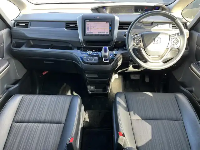 ホンダ フリード ハイブリット EX 奈良県 2017(平29)年 6.8万km ホワイトオーキッドパール 純正ナビ（VXM-174VFXi）/（フルセグ/BT/CD/DVD)/レーダークルーズコントロール/バックカメラ/衝突軽減システム/レーンキープアシスト/両側パワースライドドア/ハーフレザーシート/前席シートヒーター/後席サンシェード/オートライト/前後ドライブレコーダー/ETC/純正15インチＡＷ/取り扱い説明書/スペアキーＸ１