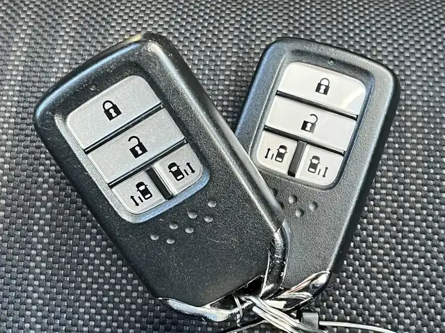 ホンダ フリード ハイブリット EX 奈良県 2017(平29)年 6.8万km ホワイトオーキッドパール 純正ナビ（VXM-174VFXi）/（フルセグ/BT/CD/DVD)/レーダークルーズコントロール/バックカメラ/衝突軽減システム/レーンキープアシスト/両側パワースライドドア/ハーフレザーシート/前席シートヒーター/後席サンシェード/オートライト/前後ドライブレコーダー/ETC/純正15インチＡＷ/取り扱い説明書/スペアキーＸ１