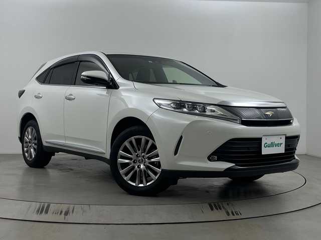 トヨタ ハリアー プレミアム 埼玉県 2019(令1)年 5.3万km ホワイトパールクリスタルシャイン 純正ナビ　/バックカメラ　/クルーズコントロール　/レーンキープアシスト　/衝突軽減ブレーキ　/コーナーセンサー　/パワーバックドア　/先行車発進お知らせ機能　/ＥＴＣ　/前後ドライブレコーダー　/社外アルミスタットレスタイヤ積込/フロアマット/アイドリングストップ/フォグランプ/LEDヘッドライト/ドアバイザー