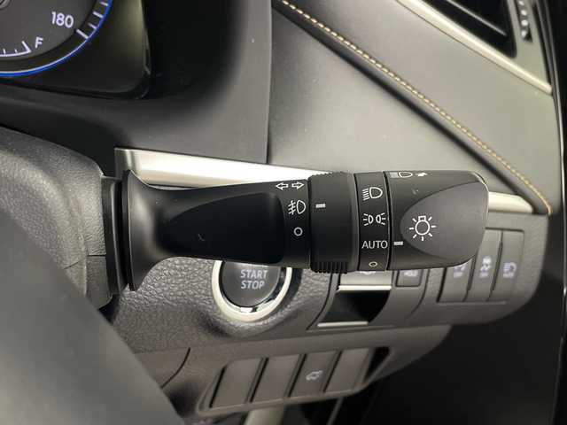 トヨタ ハリアー プレミアム 埼玉県 2019(令1)年 5.3万km ホワイトパールクリスタルシャイン 純正ナビ　/バックカメラ　/クルーズコントロール　/レーンキープアシスト　/衝突軽減ブレーキ　/コーナーセンサー　/パワーバックドア　/先行車発進お知らせ機能　/ＥＴＣ　/前後ドライブレコーダー　/社外アルミスタットレスタイヤ積込/フロアマット/アイドリングストップ/フォグランプ/LEDヘッドライト/ドアバイザー