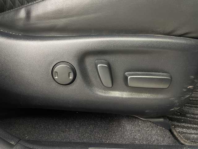 トヨタ ハリアー プレミアム 埼玉県 2019(令1)年 5.3万km ホワイトパールクリスタルシャイン 純正ナビ　/バックカメラ　/クルーズコントロール　/レーンキープアシスト　/衝突軽減ブレーキ　/コーナーセンサー　/パワーバックドア　/先行車発進お知らせ機能　/ＥＴＣ　/前後ドライブレコーダー　/社外アルミスタットレスタイヤ積込/フロアマット/アイドリングストップ/フォグランプ/LEDヘッドライト/ドアバイザー