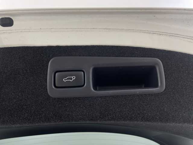 トヨタ ハリアー プレミアム 埼玉県 2019(令1)年 5.3万km ホワイトパールクリスタルシャイン 純正ナビ　/バックカメラ　/クルーズコントロール　/レーンキープアシスト　/衝突軽減ブレーキ　/コーナーセンサー　/パワーバックドア　/先行車発進お知らせ機能　/ＥＴＣ　/前後ドライブレコーダー　/社外アルミスタットレスタイヤ積込/フロアマット/アイドリングストップ/フォグランプ/LEDヘッドライト/ドアバイザー