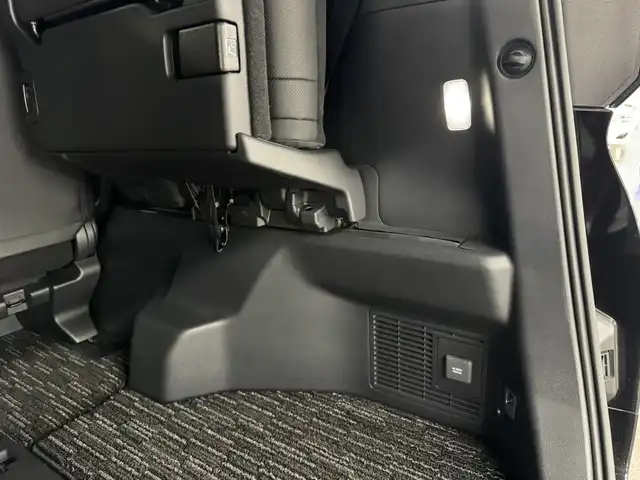 トヨタ アルファードハイブリット Z 三重県 2024(令6)年 0.5万km ブラック ハイブリッド/FF/MTモード付フロアCVT/14インチナビ/（FM/AM/TV/Bluetooth/USB/iPod/Miracast/CarPlay/AndroidAuto）/13.2インチ 有機EL後席モニター/パノラミックビューモニター（床下透過表示機能付）/両側パワースライドドア/ドライブレコーダー 前方/ETC2.0/Toyota Safety Sense/●PCS、LTA、レーダークルコン、アダプティブハイビーム、RSA、プロアクティブドライビングアシスト/●パーキングサポートブレーキ/・BSM/LCA/安心降車アシスト/など/装備/・デジタルインナーミラー*/・左右独立ムーンルーフ*/・合皮シート（ブラック）/・シートヒーター＆ベンチレーション（D/N/2nd）/・ステアリングヒーター/・パワーシート（Dメモリー付8way/N4way/2ndリクライニング＆オットマン）/・パワーバックドア/・100Vコンセント（1500W）/・ステアリングスイッチ/・3眼LEDヘッドランプ/・スーパーロングオーバーヘッドコンソール/・前席・後席左右独立オートエアコン/・オートワイパー/・おくだけ充電/・18inAW/・保/取/・スマートキーx2/など/*…メーカーOP