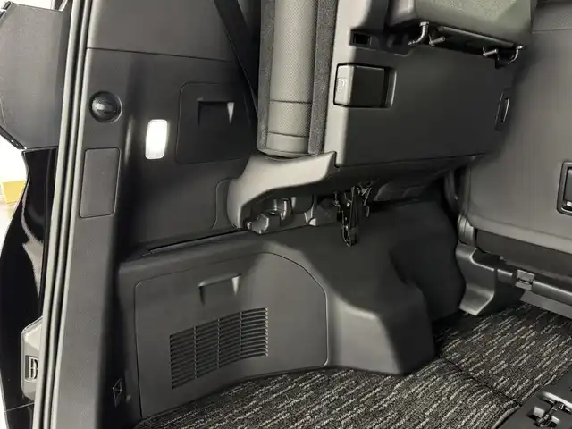 トヨタ アルファードハイブリット Z 三重県 2024(令6)年 0.5万km ブラック ハイブリッド/FF/MTモード付フロアCVT/14インチナビ/（FM/AM/TV/Bluetooth/USB/iPod/Miracast/CarPlay/AndroidAuto）/13.2インチ 有機EL後席モニター/パノラミックビューモニター（床下透過表示機能付）/両側パワースライドドア/ドライブレコーダー 前方/ETC2.0/Toyota Safety Sense/●PCS、LTA、レーダークルコン、アダプティブハイビーム、RSA、プロアクティブドライビングアシスト/●パーキングサポートブレーキ/・BSM/LCA/安心降車アシスト/など/装備/・デジタルインナーミラー*/・左右独立ムーンルーフ*/・合皮シート（ブラック）/・シートヒーター＆ベンチレーション（D/N/2nd）/・ステアリングヒーター/・パワーシート（Dメモリー付8way/N4way/2ndリクライニング＆オットマン）/・パワーバックドア/・100Vコンセント（1500W）/・ステアリングスイッチ/・3眼LEDヘッドランプ/・スーパーロングオーバーヘッドコンソール/・前席・後席左右独立オートエアコン/・オートワイパー/・おくだけ充電/・18inAW/・保/取/・スマートキーx2/など/*…メーカーOP