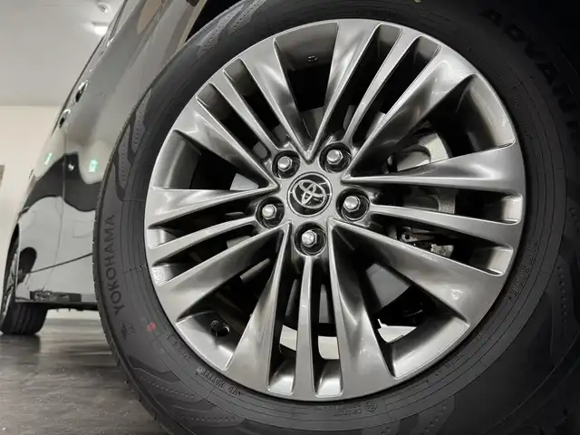 トヨタ アルファードハイブリット Z 三重県 2024(令6)年 0.5万km ブラック ハイブリッド/FF/MTモード付フロアCVT/14インチナビ/（FM/AM/TV/Bluetooth/USB/iPod/Miracast/CarPlay/AndroidAuto）/13.2インチ 有機EL後席モニター/パノラミックビューモニター（床下透過表示機能付）/両側パワースライドドア/ドライブレコーダー 前方/ETC2.0/Toyota Safety Sense/●PCS、LTA、レーダークルコン、アダプティブハイビーム、RSA、プロアクティブドライビングアシスト/●パーキングサポートブレーキ/・BSM/LCA/安心降車アシスト/など/装備/・デジタルインナーミラー*/・左右独立ムーンルーフ*/・合皮シート（ブラック）/・シートヒーター＆ベンチレーション（D/N/2nd）/・ステアリングヒーター/・パワーシート（Dメモリー付8way/N4way/2ndリクライニング＆オットマン）/・パワーバックドア/・100Vコンセント（1500W）/・ステアリングスイッチ/・3眼LEDヘッドランプ/・スーパーロングオーバーヘッドコンソール/・前席・後席左右独立オートエアコン/・オートワイパー/・おくだけ充電/・18inAW/・保/取/・スマートキーx2/など/*…メーカーOP