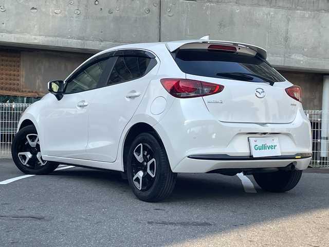 マツダ マツダ２ 15BD 愛知県 2023(令5)年 1.7万km スノーフレイクホワイトパールマイカ ワンオーナー/禁煙車/OP 純正リアルーフスポイラー/純正SDナビ/Bluetooth・USB・Apple CarPlay・AndroidAuto・AM・FM/３６０°セーフティーパッケージ/・３６０°ビューモニター/・フロントパーキングセンサー/・自動防眩ルームミラー/スマートシティーブレーキサポート/クリアランスソナー/ブラインドストップモニター（BSM）/車線逸脱防止システム/横滑り防止システム/スマートキー/プッシュスタート/LEDヘッドライト/オートライト/純正フロアマット/純正ドアバイザー/スペアスマートキー１本/取扱説明書/保証書