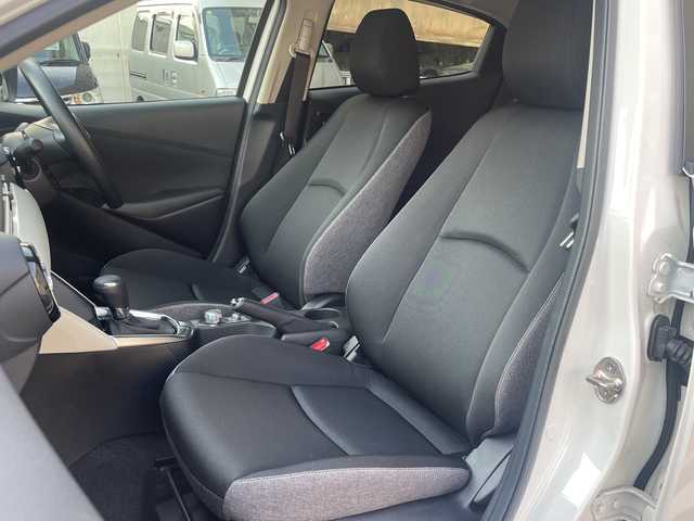 マツダ マツダ２ 15BD 愛知県 2023(令5)年 1.7万km スノーフレイクホワイトパールマイカ ワンオーナー/禁煙車/OP 純正リアルーフスポイラー/純正SDナビ/Bluetooth・USB・Apple CarPlay・AndroidAuto・AM・FM/３６０°セーフティーパッケージ/・３６０°ビューモニター/・フロントパーキングセンサー/・自動防眩ルームミラー/スマートシティーブレーキサポート/クリアランスソナー/ブラインドストップモニター（BSM）/車線逸脱防止システム/横滑り防止システム/スマートキー/プッシュスタート/LEDヘッドライト/オートライト/純正フロアマット/純正ドアバイザー/スペアスマートキー１本/取扱説明書/保証書