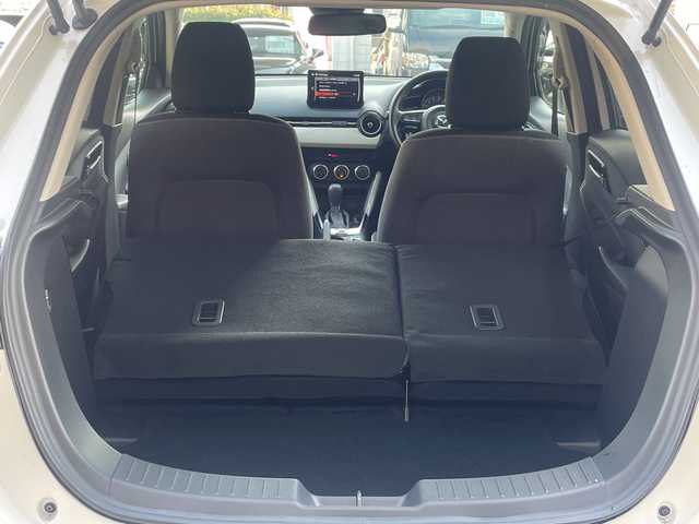 マツダ マツダ２ 15BD 愛知県 2023(令5)年 1.7万km スノーフレイクホワイトパールマイカ ワンオーナー/禁煙車/OP 純正リアルーフスポイラー/純正SDナビ/Bluetooth・USB・Apple CarPlay・AndroidAuto・AM・FM/３６０°セーフティーパッケージ/・３６０°ビューモニター/・フロントパーキングセンサー/・自動防眩ルームミラー/スマートシティーブレーキサポート/クリアランスソナー/ブラインドストップモニター（BSM）/車線逸脱防止システム/横滑り防止システム/スマートキー/プッシュスタート/LEDヘッドライト/オートライト/純正フロアマット/純正ドアバイザー/スペアスマートキー１本/取扱説明書/保証書