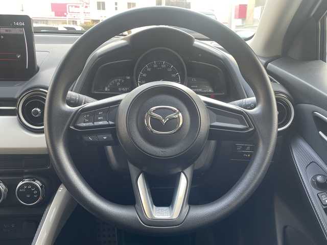 マツダ マツダ２ 15BD 愛知県 2023(令5)年 1.7万km スノーフレイクホワイトパールマイカ ワンオーナー/禁煙車/OP 純正リアルーフスポイラー/純正SDナビ/Bluetooth・USB・Apple CarPlay・AndroidAuto・AM・FM/３６０°セーフティーパッケージ/・３６０°ビューモニター/・フロントパーキングセンサー/・自動防眩ルームミラー/スマートシティーブレーキサポート/クリアランスソナー/ブラインドストップモニター（BSM）/車線逸脱防止システム/横滑り防止システム/スマートキー/プッシュスタート/LEDヘッドライト/オートライト/純正フロアマット/純正ドアバイザー/スペアスマートキー１本/取扱説明書/保証書