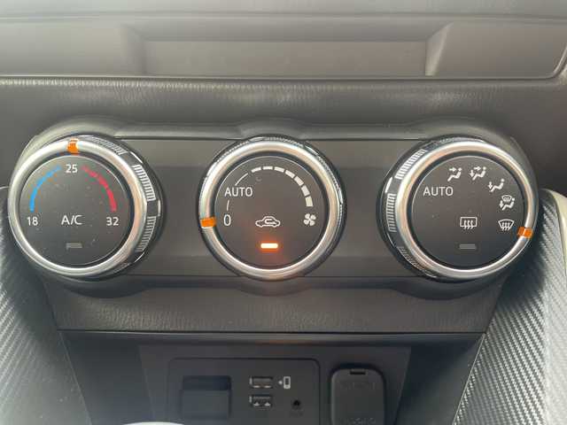 マツダ マツダ２ 15BD 愛知県 2023(令5)年 1.7万km スノーフレイクホワイトパールマイカ ワンオーナー/禁煙車/OP 純正リアルーフスポイラー/純正SDナビ/Bluetooth・USB・Apple CarPlay・AndroidAuto・AM・FM/３６０°セーフティーパッケージ/・３６０°ビューモニター/・フロントパーキングセンサー/・自動防眩ルームミラー/スマートシティーブレーキサポート/クリアランスソナー/ブラインドストップモニター（BSM）/車線逸脱防止システム/横滑り防止システム/スマートキー/プッシュスタート/LEDヘッドライト/オートライト/純正フロアマット/純正ドアバイザー/スペアスマートキー１本/取扱説明書/保証書