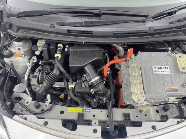 日産 ノート e－パワー メダリスト 福島県 2019(平31)年 1.9万km ブリリアントシルバー /禁煙車//アラウンドビューモニター//デジタルインナーミラー//社外７型ナビ/CD・DVD・BT・MSV・フルセグTV//レーダークルーズコントロール//ハーフレザーシート//オートハイビーム//クリアランスソナー//ステアリングリモコン//ＥＴＣ//ＬＥＤ//前後ドライブレコーダー//エマージェンシーブレーキ//フォグライト//コーナーポール//スペアキー