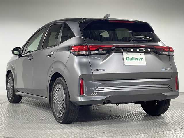 日産 ノート X 神奈川県 2024(令6)年 0.5万km ダークメタルグレー 純正9型ディスプレイオーディオ/AM FM AndroidAuto AppleCarPlay Bluetooth/アラウンドビューモニター/ブラインドスポットモニター/車線逸脱警報/後側方車両検知警報/エマージェンシーブレーキ/速度標識表示/標識検知支援/駐車支援/後退時車両検知警報/ふらつき警報/前席シートヒーター/ステアリングヒーター/ステアリングリモコン/純正ドライブレコーダー/ビルトインETC/フロアマット/LEDヘッドライト/オートライト/オートマチックハイビーム/インテリジェントキー/スペアキー