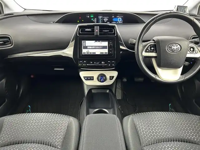 トヨタ プリウス S 千葉県 2016(平28)年 6.1万km ホワイトパールクリスタルシャイン 禁煙車/トヨタセーフティセンス/・プリクラッシュセーフティ/・レーンディパーチャーアラート/・レーンキープアシスト/・レーダークルーズコントロール/・先行車発進システム/純正メモリナビ/・型番：NSZN-W64T/・CD/DVD/Bluetooth/フルセグTV/・バックカメラ/・ビルトインETC/革巻きステアリング/・ステアリングスイッチ/純正フロアマット/純正ドアバイザー/純正ホイールキャップ/オートライト/・オートマチックハイビーム/・LEDヘッドライト/・LEDフォグランプ/電動格納ウインカーミラー/プッシュスタート/・スマートキー