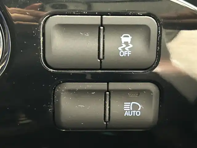トヨタ プリウス S 千葉県 2016(平28)年 6.1万km ホワイトパールクリスタルシャイン 禁煙車/トヨタセーフティセンス/・プリクラッシュセーフティ/・レーンディパーチャーアラート/・レーンキープアシスト/・レーダークルーズコントロール/・先行車発進システム/純正メモリナビ/・型番：NSZN-W64T/・CD/DVD/Bluetooth/フルセグTV/・バックカメラ/・ビルトインETC/革巻きステアリング/・ステアリングスイッチ/純正フロアマット/純正ドアバイザー/純正ホイールキャップ/オートライト/・オートマチックハイビーム/・LEDヘッドライト/・LEDフォグランプ/電動格納ウインカーミラー/プッシュスタート/・スマートキー