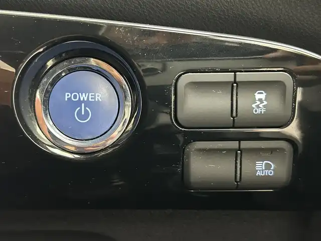 トヨタ プリウス S 千葉県 2016(平28)年 6.1万km ホワイトパールクリスタルシャイン 禁煙車/トヨタセーフティセンス/・プリクラッシュセーフティ/・レーンディパーチャーアラート/・レーンキープアシスト/・レーダークルーズコントロール/・先行車発進システム/純正メモリナビ/・型番：NSZN-W64T/・CD/DVD/Bluetooth/フルセグTV/・バックカメラ/・ビルトインETC/革巻きステアリング/・ステアリングスイッチ/純正フロアマット/純正ドアバイザー/純正ホイールキャップ/オートライト/・オートマチックハイビーム/・LEDヘッドライト/・LEDフォグランプ/電動格納ウインカーミラー/プッシュスタート/・スマートキー