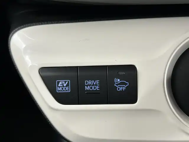 トヨタ プリウス S 千葉県 2016(平28)年 6.1万km ホワイトパールクリスタルシャイン 禁煙車/トヨタセーフティセンス/・プリクラッシュセーフティ/・レーンディパーチャーアラート/・レーンキープアシスト/・レーダークルーズコントロール/・先行車発進システム/純正メモリナビ/・型番：NSZN-W64T/・CD/DVD/Bluetooth/フルセグTV/・バックカメラ/・ビルトインETC/革巻きステアリング/・ステアリングスイッチ/純正フロアマット/純正ドアバイザー/純正ホイールキャップ/オートライト/・オートマチックハイビーム/・LEDヘッドライト/・LEDフォグランプ/電動格納ウインカーミラー/プッシュスタート/・スマートキー