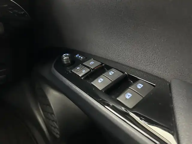 トヨタ プリウス S 千葉県 2016(平28)年 6.1万km ホワイトパールクリスタルシャイン 禁煙車/トヨタセーフティセンス/・プリクラッシュセーフティ/・レーンディパーチャーアラート/・レーンキープアシスト/・レーダークルーズコントロール/・先行車発進システム/純正メモリナビ/・型番：NSZN-W64T/・CD/DVD/Bluetooth/フルセグTV/・バックカメラ/・ビルトインETC/革巻きステアリング/・ステアリングスイッチ/純正フロアマット/純正ドアバイザー/純正ホイールキャップ/オートライト/・オートマチックハイビーム/・LEDヘッドライト/・LEDフォグランプ/電動格納ウインカーミラー/プッシュスタート/・スマートキー