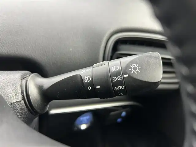 トヨタ プリウス S 千葉県 2016(平28)年 6.1万km ホワイトパールクリスタルシャイン 禁煙車/トヨタセーフティセンス/・プリクラッシュセーフティ/・レーンディパーチャーアラート/・レーンキープアシスト/・レーダークルーズコントロール/・先行車発進システム/純正メモリナビ/・型番：NSZN-W64T/・CD/DVD/Bluetooth/フルセグTV/・バックカメラ/・ビルトインETC/革巻きステアリング/・ステアリングスイッチ/純正フロアマット/純正ドアバイザー/純正ホイールキャップ/オートライト/・オートマチックハイビーム/・LEDヘッドライト/・LEDフォグランプ/電動格納ウインカーミラー/プッシュスタート/・スマートキー